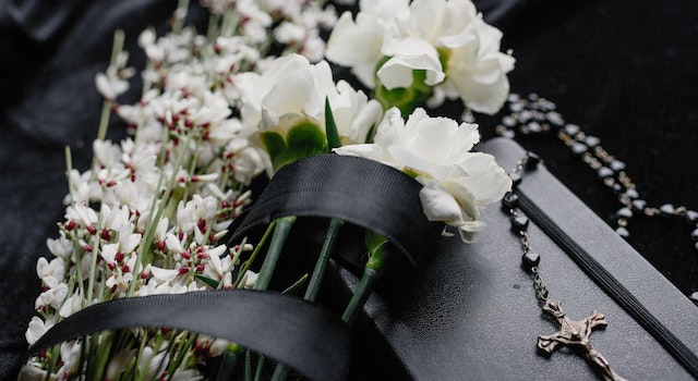 How To Use Flowers For Funeral Arrangements?