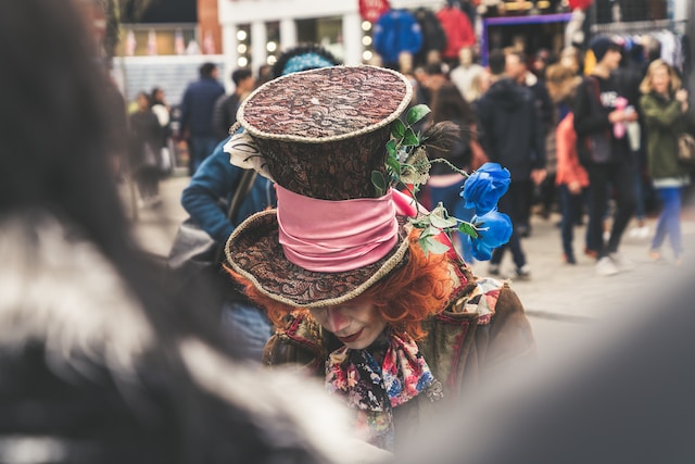 What Is It That Makes The Alice In Wonderland Theme Popular?