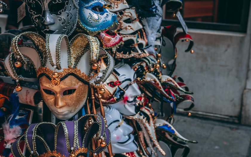 Choosing The Theme For Masquerade Decoration