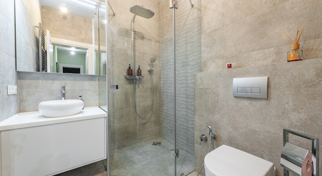 How Do You Decorate A Toilet Room?