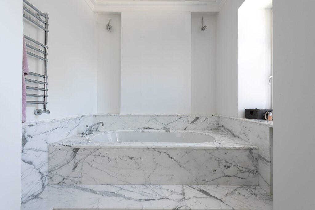 How to Decorate a Tub Surround?
