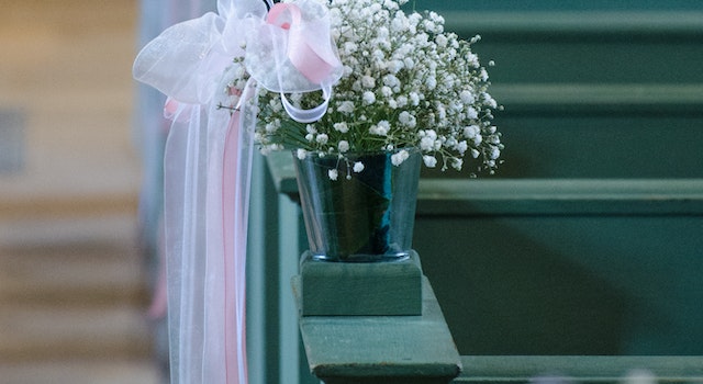 How Do You Decorate A Church Wedding?