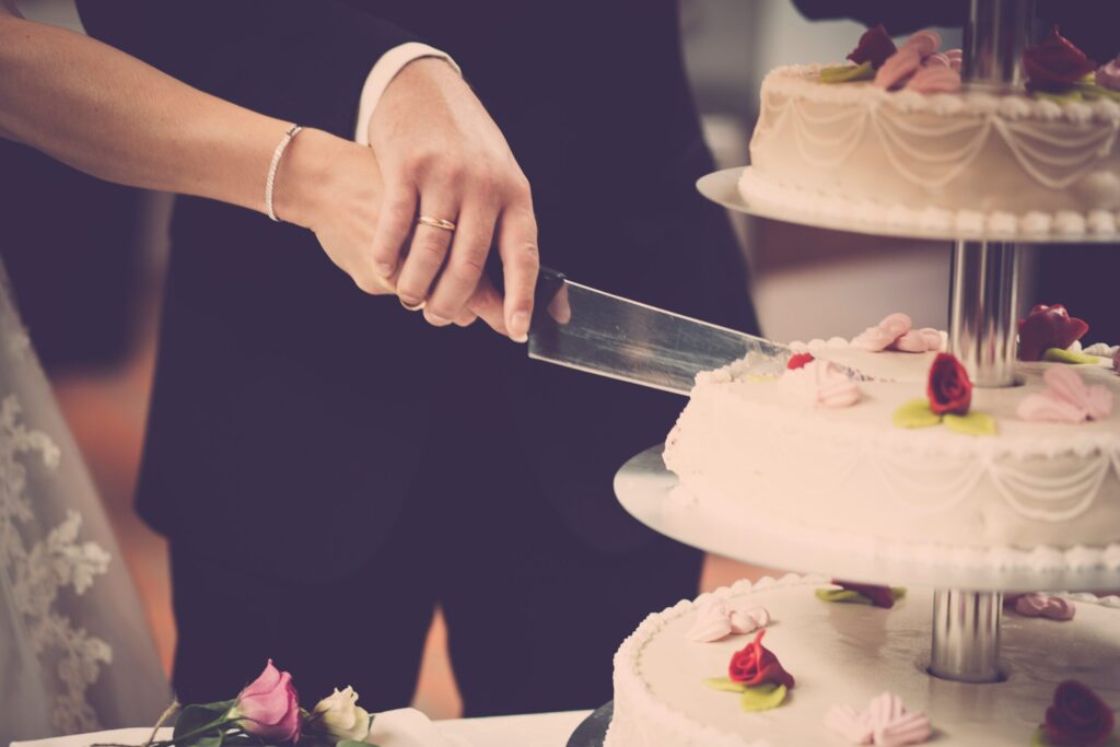 How To Decorate a Cake Table for a Wedding?