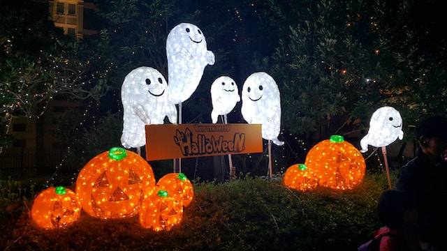 How Do I Decorate For A Halloween Party?
